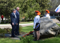 Простые горожане и чиновники заранее, как бы "в 39-ю годовщину катастрофы", пришли возложить цветы к памятному камню погибшим чернобыльцам-камышанам 