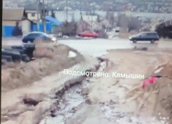Камышинский паблик рассказал и показал, как вместе с весенними ручьями в городе "утекают" дороги (ВИДЕО)