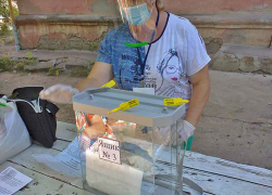 Глава ЦИК Элла Памфилова заверила, что никто не голосует на лавочках и багажниках, но...