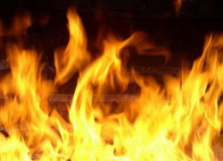 Камышане выложили в сети видео вспыхнувшего вчера поздно вечером автомобиля на третьем городке