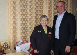 Депутат камышан в Облдуме бизнесмен Дмитрий Крикунов подарил кондиционер ветеранке, починил ей окно  и поучаствовал в фотосессии