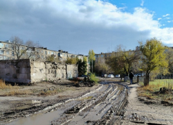 Камышан "взорвала" внутриквартальная дорога-месиво в центре города