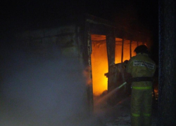 В Камышине на территории Аэродрома сгорели вагончики столовой и котельной 