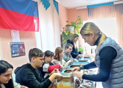 Витаминных фруктово-ореховых смесей наготовили для бойцов на линии соприкосновения в глубинке Камышинского района