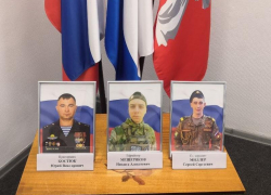  Орденами Мужества посмертно награждены камышане прапорщик Юрий Костюк и ефрейтор Никита Мещеряков, медалью "За верность долгу" - старший сержант Сергей Миллер