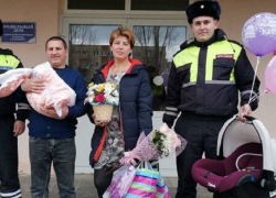 Сотрудники Гоставтоинспекции Камышина с включенными маячками вовремя домчали беременную до камышинского роддома