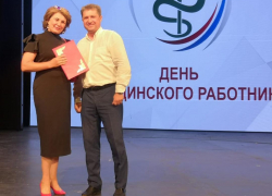Глава Камышина Станислав Зинченко и спикер Владимир Пономарев по случаю награждения медиков провели с ними активную фотосессию