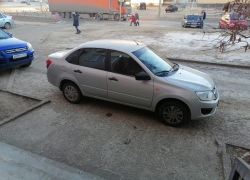 В Камышине полиция ищет водителя, повредившего наездом чужую "Ладу Гранту" в 6-м микрорайоне