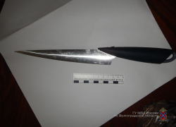 В Волгоградской области угрожая ножом, бомж связал и обокрал 52-летнюю женщину в ее квартире