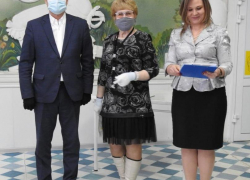 Через две недели после того, как камышане потеряли из виду градоначальника, подконтрольная ему газета "Диалог" опубликовала "букет" фотоснимков главы