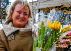 Море весенних цветов хлынуло на улицы Камышина перед Женским днем