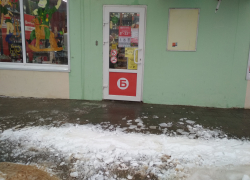 Увесистая порция снега и льда рухнула на меня с крыши и чудом не прибила, - камышанин