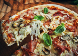 В Волжском голодный разбойник напал с пистолетом на курьера и отобрал пицу