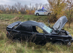 Молодой водитель слетел в кювет на спокойной сельской дороге и скончался на месте