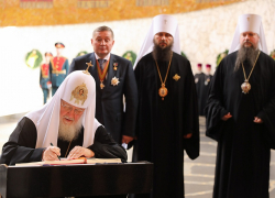 Патриарх Кирилл и Андрей Бочаров почтили память защитников Отечества на Мамаевом кургане