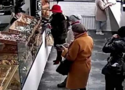 В пекарне-кафе "Булка" в Камышине задержать посетительницу с чужим кошельком помогло видео