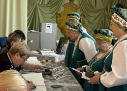 В Камышинском районе участницы народного ансамбля песни «Матаня» оказались самыми нарядными на местных выборах