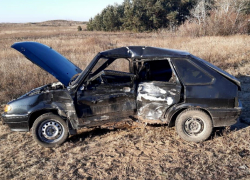 Израненные водитель и два пассажира чудом выжили в легковушке "всмятку" на московской трассе