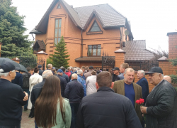 Во время начала прощания с камышинским предпринимателем Вячеславом Каляндрой в городе пошел дождь...