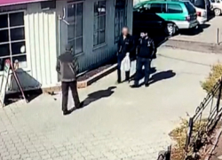 Негодяи подменили деньги нездоровому парню на купюры "банка приколов"