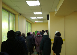 В Камышине очереди из филиалов Сбербанка 11 января распространились и на головной офис