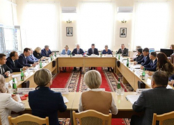 Депутаты Волгоградской областной думы закупают себе столы, один из которых стоит почти 200 тысяч 