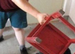 Участник "мальчишника" ненадолго отлучился из компании, загулявшей в его квартире, а вернулся... к трупу