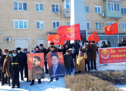 В Камышине активисты двух политических движений, считающие своей главной идеологией патриотизм, пришли 23 февраля с цветами к городским мемориалам