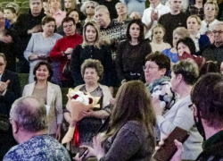 Концерт солдатской песни в Камышине: главной героиней в зале ДК "Текстильщик" стала мама Героя России камышанина Александра Колгатина (ВИДЕО)