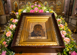 Икону Божией Матери подняли в воздух на самолете Ан-2, чтобы благословить жителей Волгоградской области