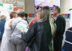 В камышинской поликлинике Парамонова заведующая вышла взять интервью, почему люди в очереди падают в обморок, - камышанка