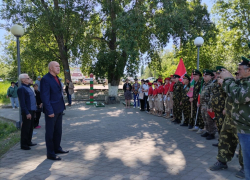 Председатель Камышинской городской думы Владимир Пономарев сказал спич бывшим пограничникам у символического полосатого столба