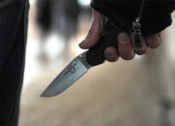 Когда компании не хватило спиртного, в "залог" забрали мобильник у одного из выпивающих - под ножом