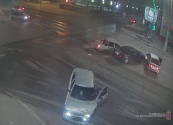 Пресс-служба ГУ МВД опубликовала видео ДТП, в котором дерзкий удар 19-летнего "гонщика" 8 Марта отправил в больницу двух девушек (ВИДЕО)