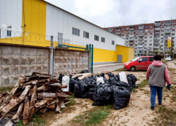 Продавцы крупных магазинов в 5-м микрорайоне сегодня вышли на субботник, чтобы немного убрать примыкающий пустырь