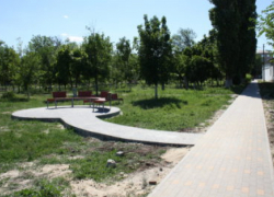 В Камышинском районе Петров Вал в день своего близкого 80-летия решил поразить гостей по-настоящему городским парком