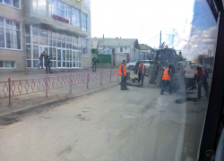 В Камышине продолжается латочный ремонт на улице Базарова