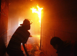 В Камышине на улице Лазарева из-за курильщика загорелся дом