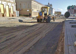 На улице Октябрьской приступили к инженерному сопровождению осушения "вечной камышинской лужи" у управления Пенсионного фонда