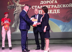 Председатель комитета по культуре Камышина Марина Таранова приняла эстафету  "Дорога к сталинградской победе"