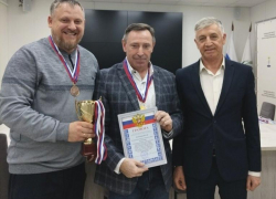 На сайте Камышинской городской думы публикаторы рассказали, какие депутаты самые спортивные, и как их наградили за первые места