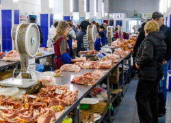 Волгоградская область числится в лидерах ЮФО по производству мяса, но цены на него на рынках держатся - ого-го