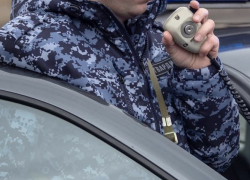 В Камышине росгвардейцы "вычислили" 25-летнюю воровку, похитившую банковскую карту у пенсионера и истратившего с нее на себя деньги 
