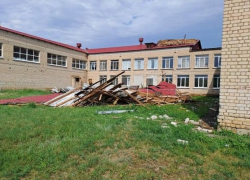 В грозу ураган сорвал крышу со школы в Камышинском районе