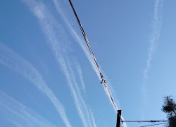 Заполонившие небо следы самолетов напугали жителей Волгоградской области (ВИДЕО)