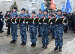 В Камышине в почетный караул у Памятного знака воинам-"афганцам" заступят десантники