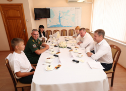 В Камышине губернатор Андрей Бочаров за чаем пообщался с семьей - победительницей всероссийского конкурса, в которой глава - боец СВО