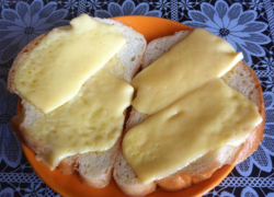 Бутерброд с сыром и маслом становится для камышан "горьковатым" на вкус из-за взметнувшихся цен