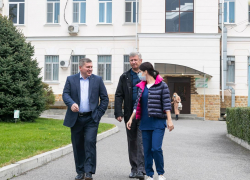 Губернатор публично сделал прививку от гриппа и распорядился срочно вакцинировать население Волгоградской области от этой осенней заразы