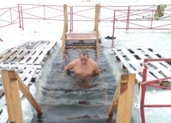 В Камышине смельчаки шагают в крещенские воды и говорят о необыкновенном приливе сил после ледяной купели